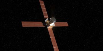 تصویر گرافیکی از یک ماهواره با پنل‌های خورشیدی صلیبی شکل در فضای تاریک.