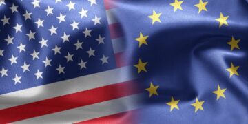 تصویر ترکیبی از پرچم مواج ایالات متحده آمریکا و پرچم اتحادیه اروپا در کنار هم.