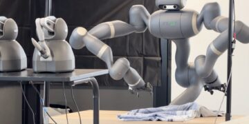 ربات انسان‌نمای KR-1 چگونه حوله را به‌ صورت خودکار تا می‌ کند؟