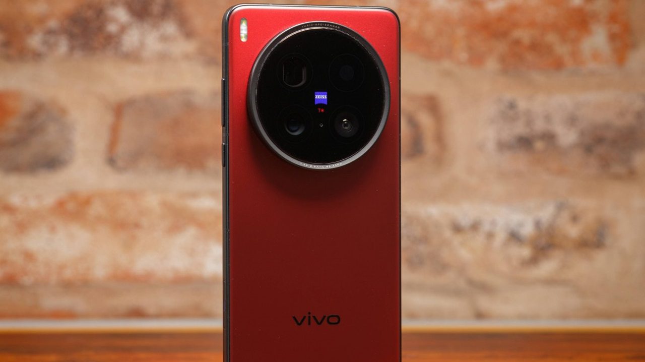 ویوو X200 اولترا مجهز به چیپست Snapdragon 8 Gen 4 Elite و هشت هسته CPU است که توان پردازشی بالایی برای اجرای اپلیکیشنهای حرفهای و بازیهای سنگین ارائه میدهد.