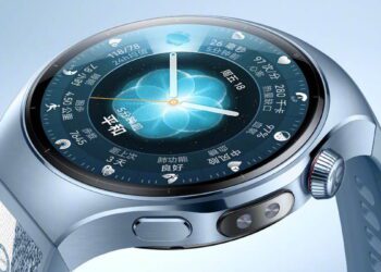 نمای نزدیک از ساعت هوشمند Huawei Watch نسخه دهمین سالگرد با بدنه فلزی، تاج چرخان و صفحه نمایش دایره‌ای حاوی ویجت‌ های سلامت و زمان، تمرکز بر طراحی پریمیوم و رابط کاربری پیشرفته