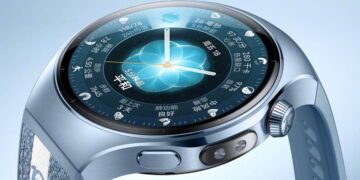 نمای نزدیک از ساعت هوشمند Huawei Watch نسخه دهمین سالگرد با بدنه فلزی، تاج چرخان و صفحه نمایش دایره‌ای حاوی ویجت‌ های سلامت و زمان، تمرکز بر طراحی پریمیوم و رابط کاربری پیشرفته