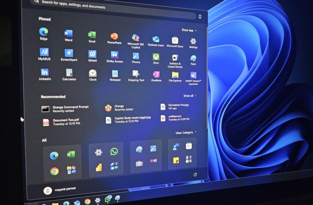 رابط کاربری ویندوز ۱۱ با منوی استارت باز شده، نمایش اپلیکیشن‌ها، ابزار Copilot و طراحی مدرن Fluent Design