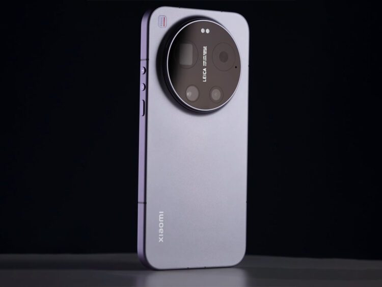 نمای پشت گوشی شیائومی ۱۷ اولترا به رنگ نقره‌ای-بنفش با ماژول دوربین دایره‌ای بسیار بزرگ و برند Leica.