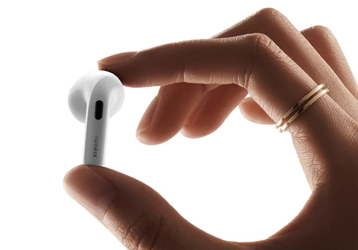 نمای کلوزآپ یک ایرباد Xiaomi Buds 6 روی پس‌زمینه سفید با تاکید بر ابعاد کوچک، طراحی ساقه‌دار، خروجی صدا و برند Xiaomi، نمایش مقیاس و ظرافت طراحی محصول