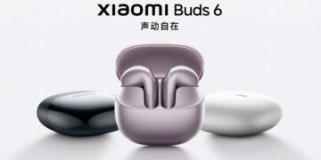 نمای تبلیغاتی هدفون بی‌سیم Xiaomi Buds 6 با کیس شارژ باز در رنگ‌های مشکی، نقره‌ای و بنفش روشن، تمرکز بر طراحی مینیمال، فرم ارگونومیک ایربادها و هویت نسل جدید محصولات صوتی شیائومی