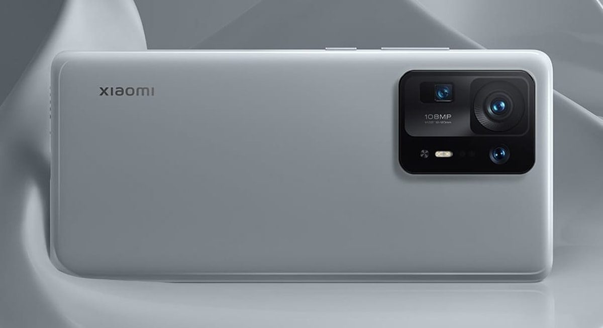 نمای پشتی گوشی Xiaomi Mi MIX 5 با بدنه سفید مات و طراحی مینیمال، مجهز به ماژول دوربین مستطیلی شامل سنسور اصلی 108 مگاپیکسلی، تأکید بر طراحی مدرن و رویکرد پرچم‌دار شیائومی