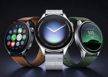 تصویر تبلیغاتی از سه مدل مختلف ساعت هوشمند شیائومی با بندهای چرمی، فلزی و پارچهای که تنوع طراحی این برند را نشان میدهد.