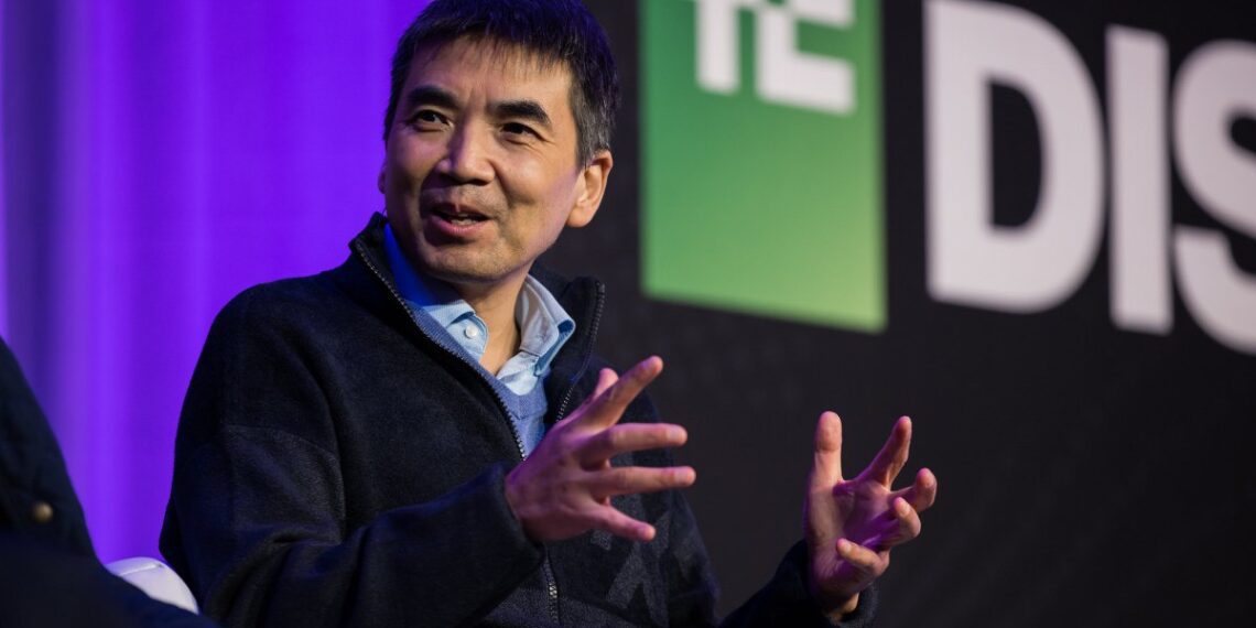 زوم دستیار هوش مصنوعی خود را با دسترسی رایگان برای کاربران به وب میآورد