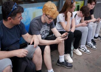 یک‌سوم نوجوانان آمریکایی هر روز از چت‌بات‌های هوش مصنوعی استفاده می‌ کنند