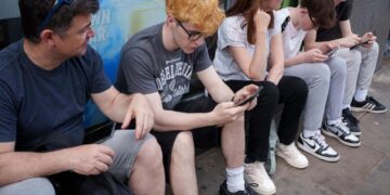 یک‌سوم نوجوانان آمریکایی هر روز از چت‌بات‌های هوش مصنوعی استفاده می‌ کنند