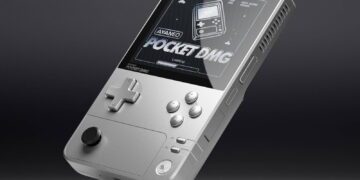 تصویری از کنسول دستی Pocket DMG در مدل نقره‌ای