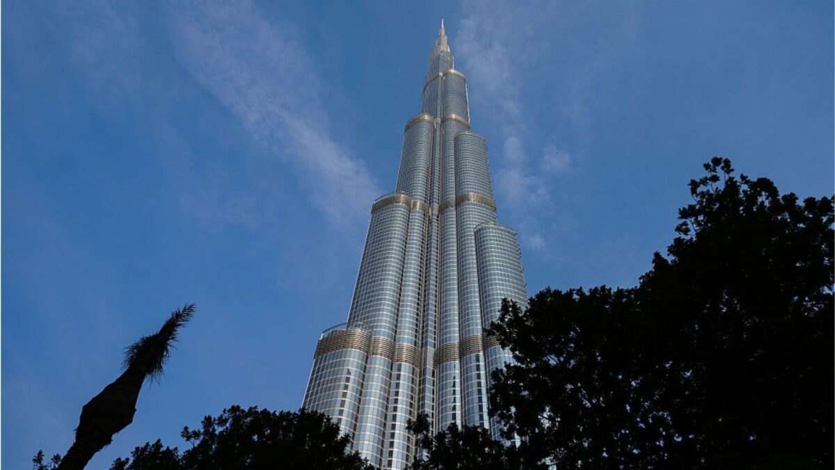 نمای رو به بالای برج خلیفه یکی از بلندترین ساختمان‌های جهان