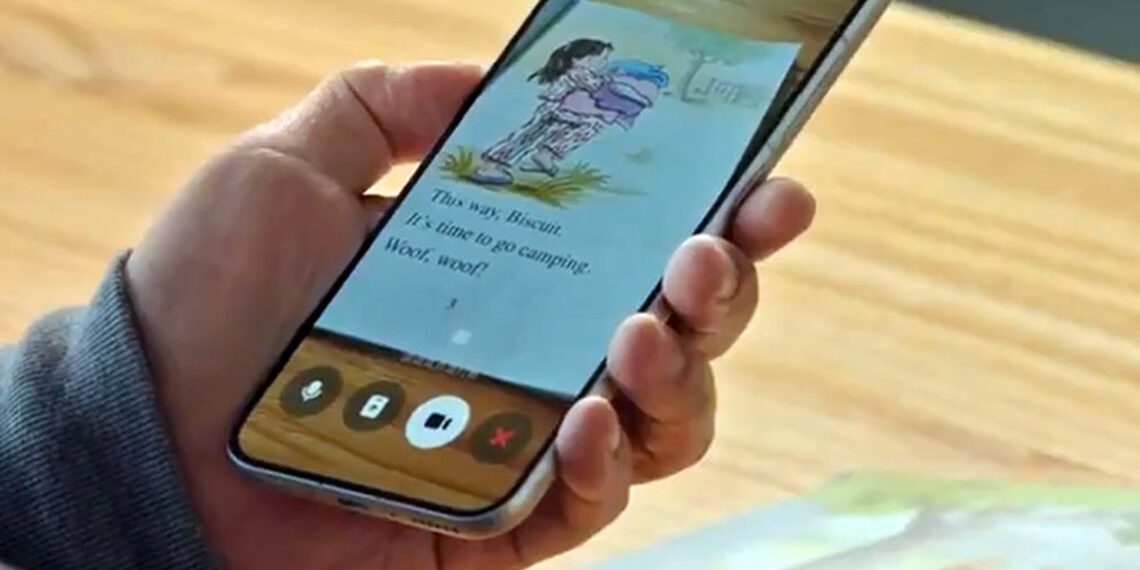 نمایشگر گوشی هوشمند که یک اپلیکیشن تعاملی کتاب داستان کودکان را اجرا کرده است.