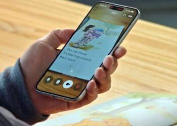 نمایشگر گوشی هوشمند که یک اپلیکیشن تعاملی کتاب داستان کودکان را اجرا کرده است.