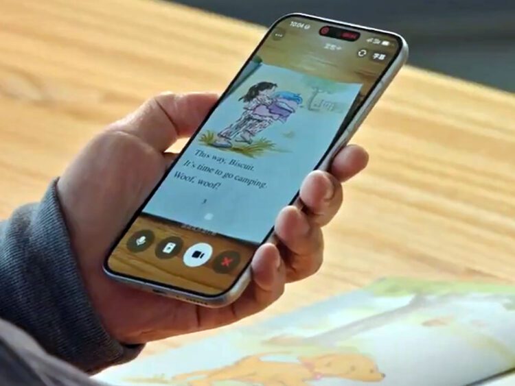 نمایشگر گوشی هوشمند که یک اپلیکیشن تعاملی کتاب داستان کودکان را اجرا کرده است.
