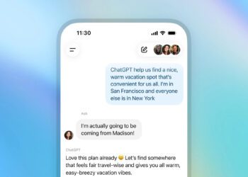 رابط کاربری چت در موبایل که مکالمه گروهی با حضور ChatGPT را نشان می‌دهد.