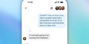 رابط کاربری چت در موبایل که مکالمه گروهی با حضور ChatGPT را نشان می‌دهد.