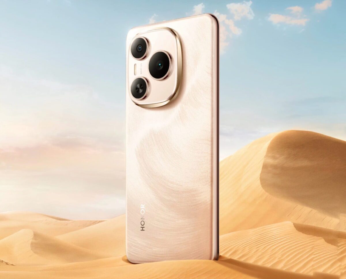 نمای پشت گوشی Honor Power 2 با رنگ طلایی روشن، پنل بافت دار الهام گرفته از شن های کویری و ماژول دوربین مربعی سه گانه، تمرکز بر طراحی ظاهری و هویت بصری محصول