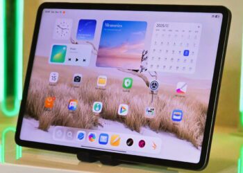 نمای روبه‌روی تبلت Xiaomi Pad 8 Pro روی پایه رومیزی، با نمایش رابط کاربری HyperOS، ویجت‌ها، آیکن‌های اپلیکیشن و طراحی نمایشگر بزرگ