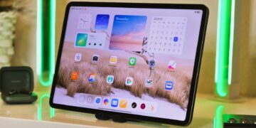 نمای روبهروی تبلت Xiaomi Pad 8 Pro روی پایه رومیزی، با نمایش رابط کاربری HyperOS، ویجتها، آیکنهای اپلیکیشن و طراحی نمایشگر بزرگ