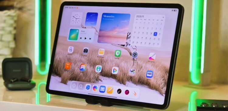 نمای روبهروی تبلت Xiaomi Pad 8 Pro روی پایه رومیزی، با نمایش رابط کاربری HyperOS، ویجتها، آیکنهای اپلیکیشن و طراحی نمایشگر بزرگ