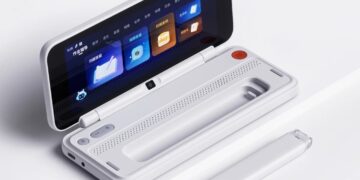 دستگاه آموزشی تاشو باز شده با رابط کاربری چینی و یک قلم دیجیتال جدا شده در کنار آن.