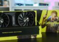 کارت گرافیک اختصاصی NVIDIA RTX 2080 Ti نسخه Cyberpunk 2077 با طراحی زرد و مشکی، قرارگرفته روی پایه نمایش در کنار جعبه بزرگ بازی