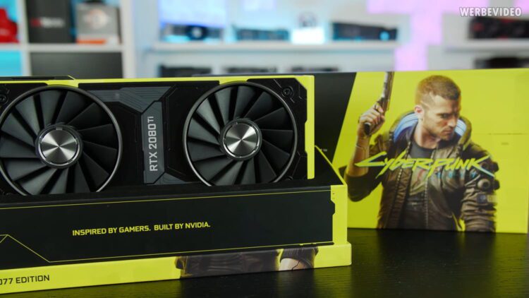 کارت گرافیک اختصاصی NVIDIA RTX 2080 Ti نسخه Cyberpunk 2077 با طراحی زرد و مشکی، قرارگرفته روی پایه نمایش در کنار جعبه بزرگ بازی
