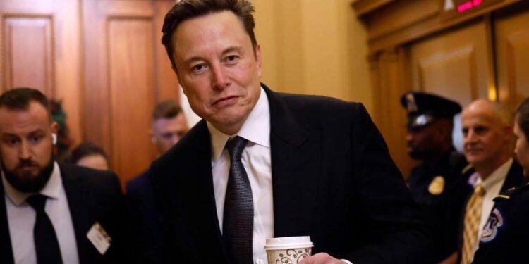 تصویری از ایلان ماسک با پوشش رسمی که یک لیوان قهوه در دست دارد