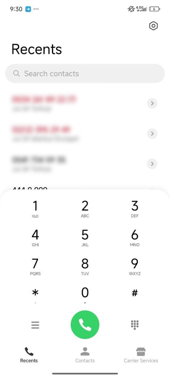 صفحه کلید شمارهگیر (Dialer) تلفن با تم روشن و لیست تماسهای اخیر.