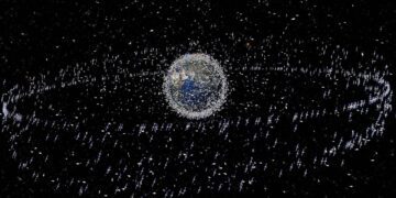 نمایی از منشأ زباله‌های مداری شامل رویدادهای انفجاری، فضاپیماهای بازنشسته و بقایای مأموریت که چالش اصلی پایداری و اقتصاد فضایی را نشان می‌دهد.