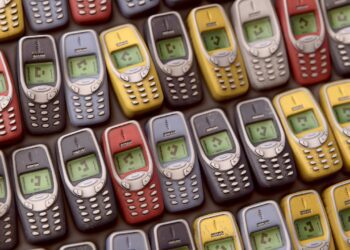 مجموعه‌ای از گوشی‌های کلاسیک نوکیا در رنگ‌های مختلف