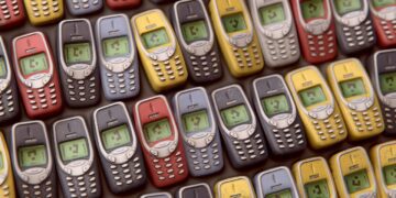 مجموعه‌ای از گوشی‌های کلاسیک نوکیا در رنگ‌های مختلف