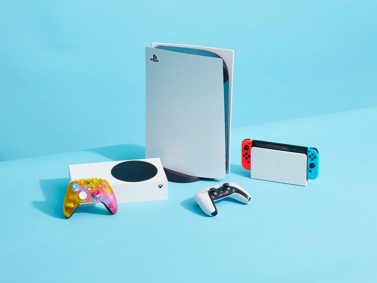 چیدمان چند کنسول بازی شامل PlayStation 5، Xbox Series S و Nintendo Switch روی پس‌ زمینه آبی، نمایش رقابت نسل جدید کنسول‌ ها در بازار جهانی گیمینگ
