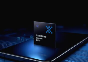 رندر گرافیکی تراشه Samsung Exynos 2600 با برچسب 5G، قرارگرفته روی برد الکترونیکی با نورپردازی آبی، نشاندهنده پردازنده موبایل نسل جدید سامسونگ
