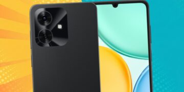 تصویر تبلیغاتی از نمای پشت و جلوی گوشی مشکی آنر Play 10A با پس‌زمینه نارنجی و آبی.