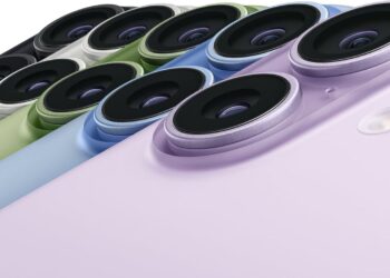 نمای بسیار نزدیک از لنزهای دوربین سه‌گانه در رنگ‌های مختلف بدنه آیفون ۱۸ شامل بنفش، آبی و سبز.