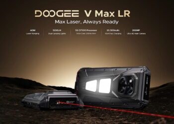 نمایی از گوشی V Max LR مقاوم دوجی و دو چراغ قوه بزرگی که در پشت آن قرار گرفته