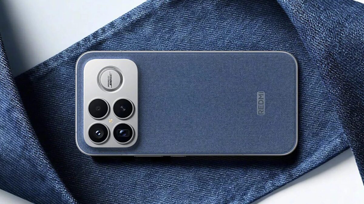 تصویر نمای پشت گوشی Redmi K90 Pro Max روی پسزمینه پارچهای، با جزئیات ماژول دوربین، بافت بدنه و برندسازی Redmi