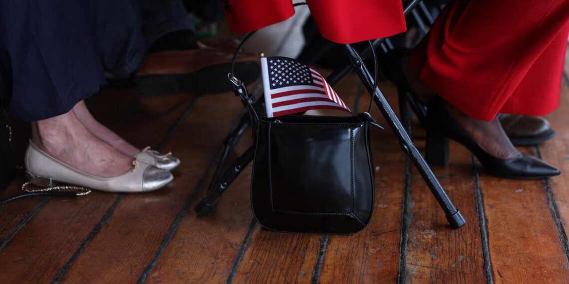 صف مهاجران منتظر بررسی پرونده‌ها