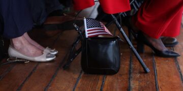 صف مهاجران منتظر بررسی پرونده‌ها