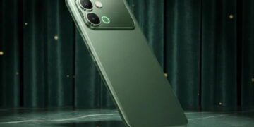 نمای پشت گوشی Infinix Note Edge با بدنه سبز مات و ماژول دوربین مستطیلی شامل دو لنز دایره‌ای و یک حلقه نورانی، در پس‌زمینه تیره استودیویی