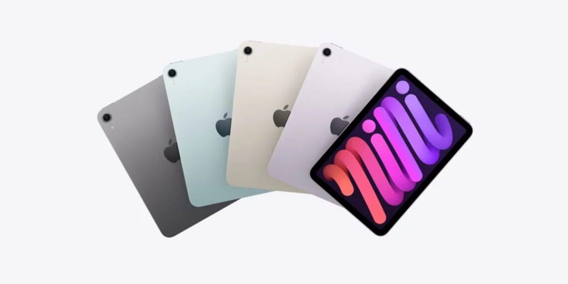 چیدمان محصولات iPad mini در چند رنگ مختلف با نمایش پنل پشتی فلزی، دوربین تکی و یک مدل با صفحهنمایش روشن، نمایش تنوع رنگبندی و طراحی فشرده تبلت اپل