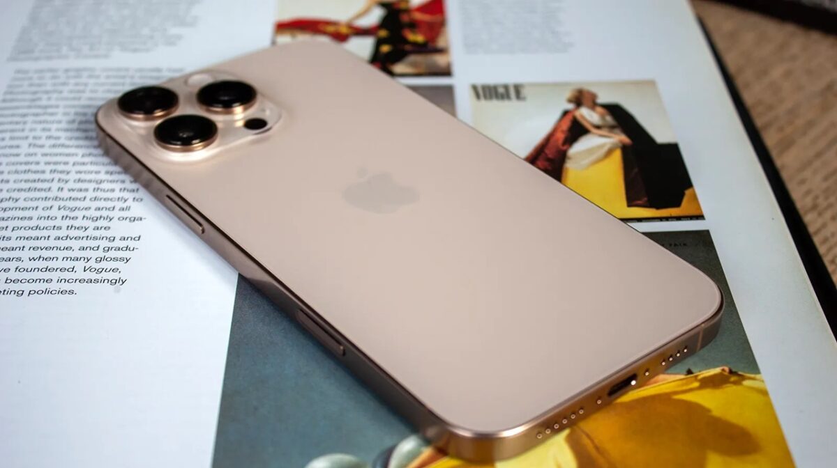 آیفون ۱۶ پرو با همان معماری A18 Pro، هستههای CPU بهینه و موتور Neural Engine قوی، اجرای پردازشهای سنگین و برنامههای چندوظیفگی را بسیار روان انجام میدهد.