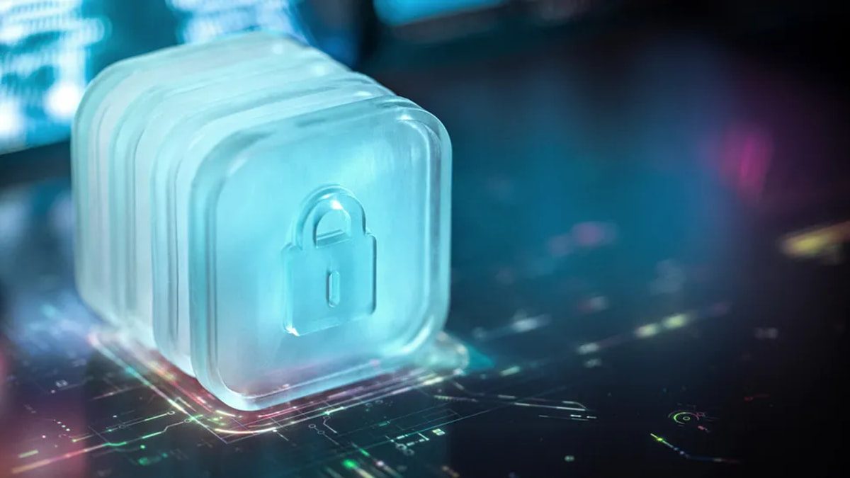 نمای مفهومی از یک آیکن قفل شفاف و سه‌بعدی با نور آبی، قرارگرفته روی پس‌زمینه‌ای دیجیتال با خطوط داده و مدارهای الکترونیکی، نماد امنیت اطلاعات و حفاظت از داده‌ها