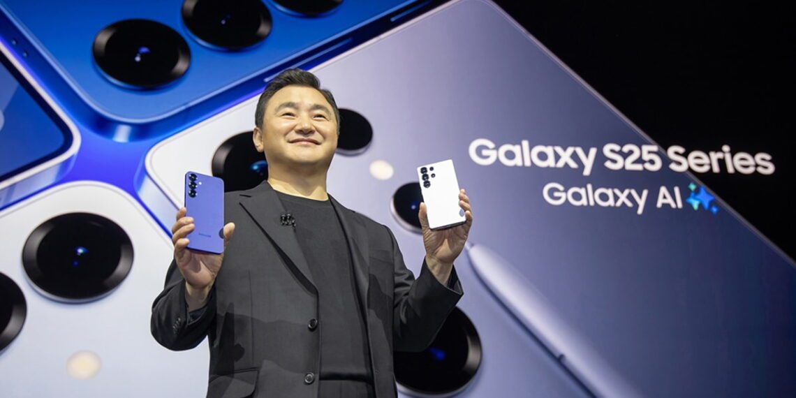 نمای معرفی سری Samsung Galaxy S25 در رویداد رسمی سامسونگ، با نمایش گوشی‌ها در دو رنگ متفاوت در مقابل بک‌گراند بزرگ تبلیغاتی شامل عبارت Galaxy S25 Series و Galaxy AI و طراحی ماژول دوربین چندگانه