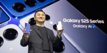 نمای معرفی سری Samsung Galaxy S25 در رویداد رسمی سامسونگ، با نمایش گوشی‌ها در دو رنگ متفاوت در مقابل بک‌گراند بزرگ تبلیغاتی شامل عبارت Galaxy S25 Series و Galaxy AI و طراحی ماژول دوربین چندگانه