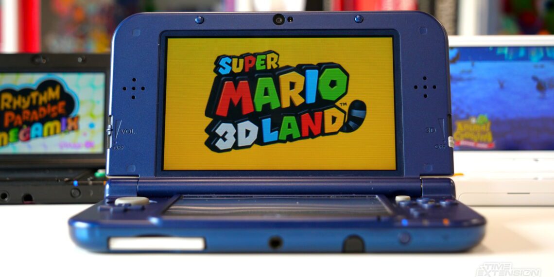 کنسول دستی Nintendo 3DS با بدنه آبی، در حالت باز، با نمایش صفحه عنوان بازی Super Mario 3D Land روی نمایشگر بالایی