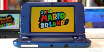 کنسول دستی Nintendo 3DS با بدنه آبی، در حالت باز، با نمایش صفحه عنوان بازی Super Mario 3D Land روی نمایشگر بالایی